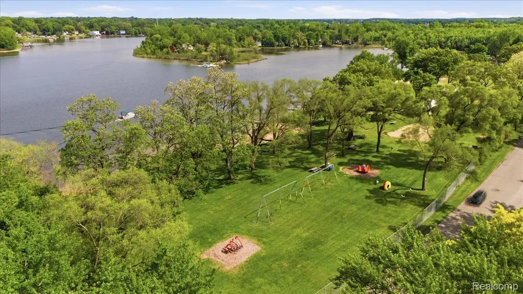 5685 Crescent Road Waterford Charter Township MI 48327