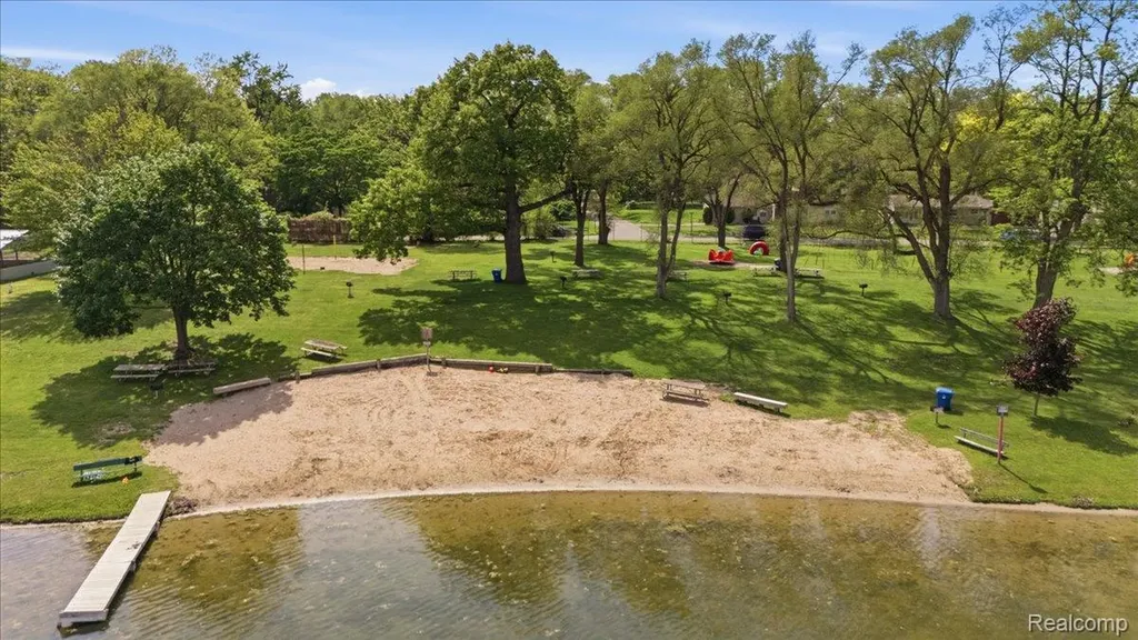 5685 Crescent Road Waterford Charter Township MI 48327