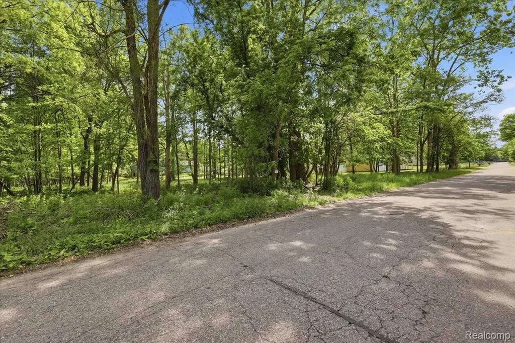 5685 Crescent Road Waterford Charter Township MI 48327