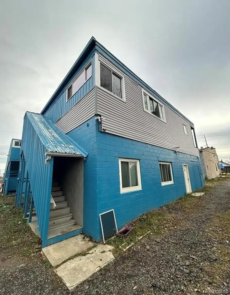 1902 Fenton Road Flint City MI 48507
