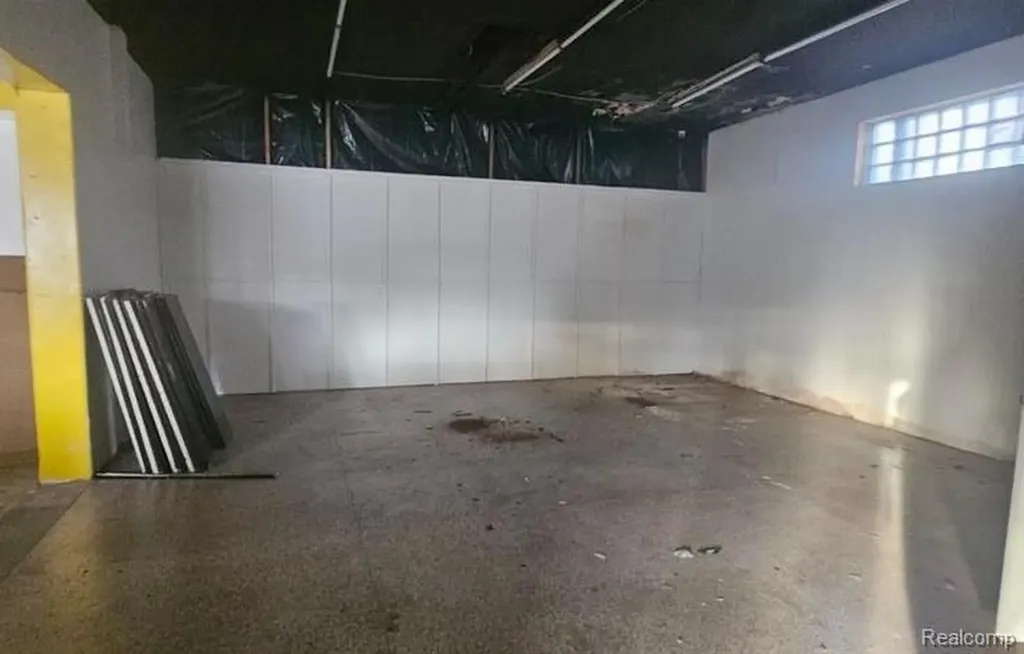 1902 Fenton Road Flint City MI 48507