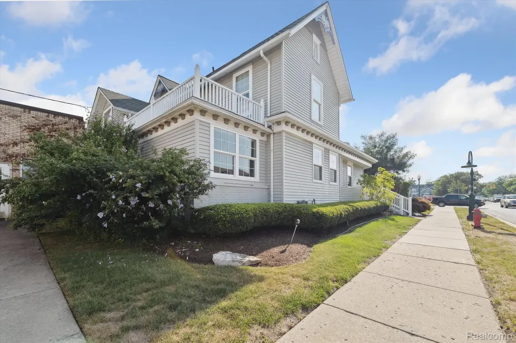 127 W University Drive Rochester City MI 48307