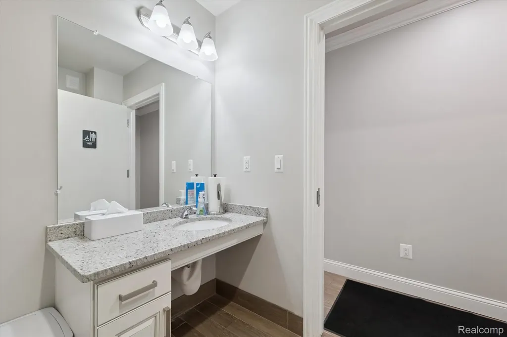 127 W University Drive Rochester City MI 48307