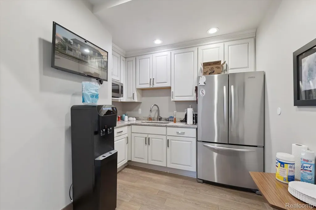 127 W University Drive Rochester City MI 48307
