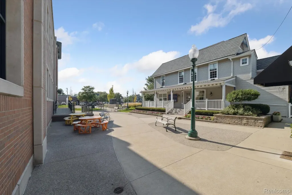 127 W University Drive Rochester City MI 48307