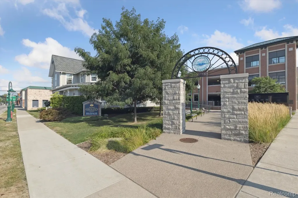 127 W University Drive Rochester City MI 48307