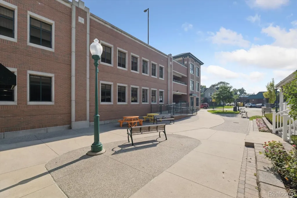 127 W University Drive Rochester City MI 48307