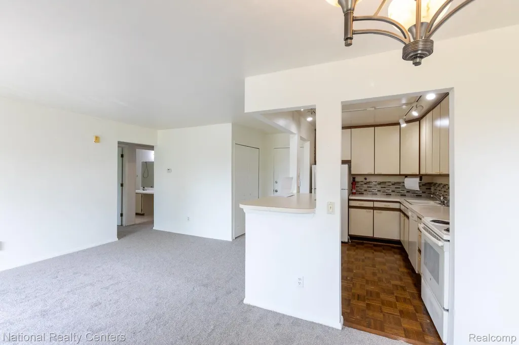 31993 W 12 Mile Road Farmington Hills City MI 48334
