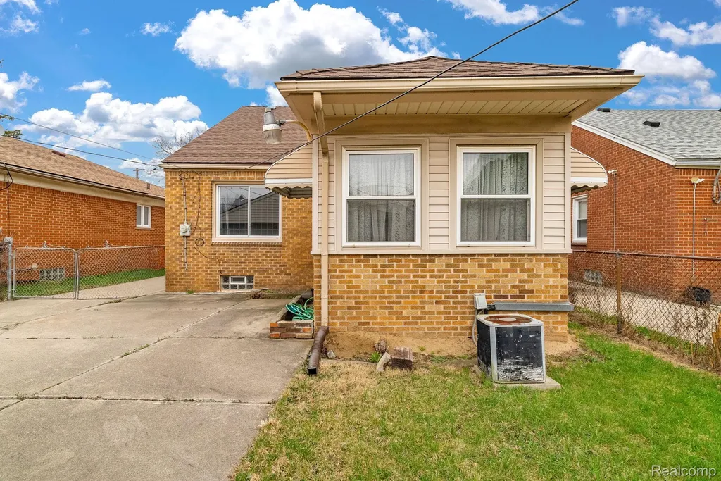 8227 Bingham Street Detroit City MI 48228