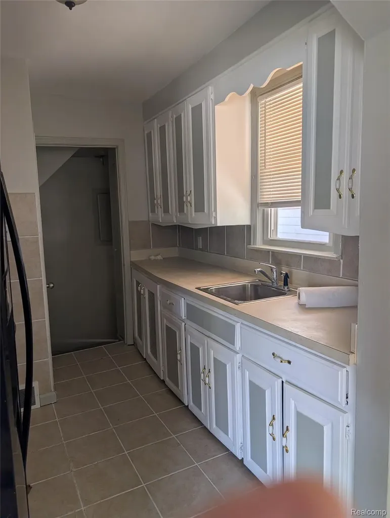 25613 Powers Avenue Dearborn Heights City MI 48125