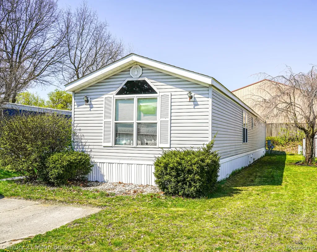 831 N Pontiac Trail Walled Lake City MI 48390
