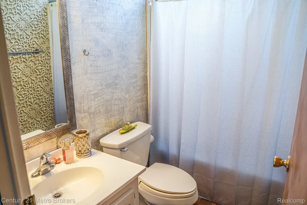 831 N Pontiac Trail Walled Lake City MI 48390