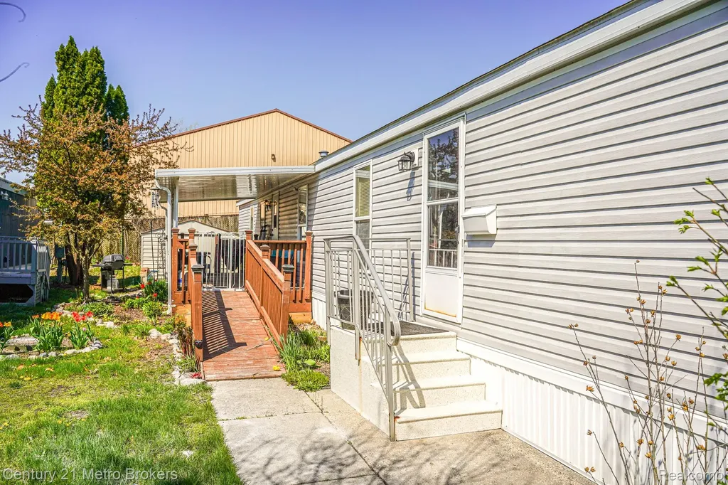 831 N Pontiac Trail Walled Lake City MI 48390