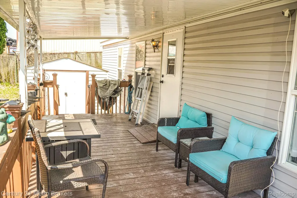 831 N Pontiac Trail Walled Lake City MI 48390