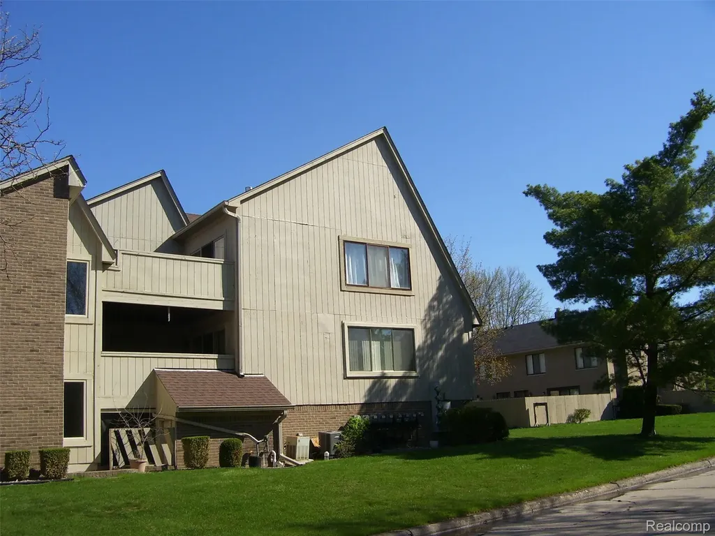 42364 Lochmoor Street Clinton Charter Township MI 48038