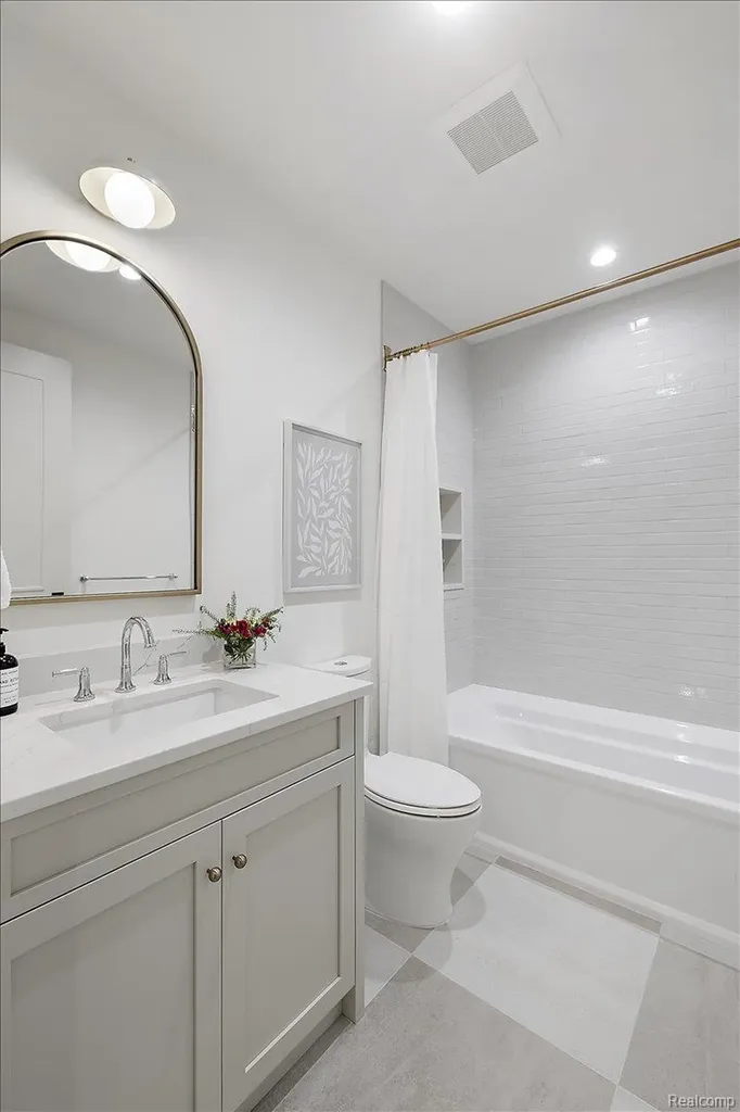 2051 Villa Road Birmingham City MI 48009