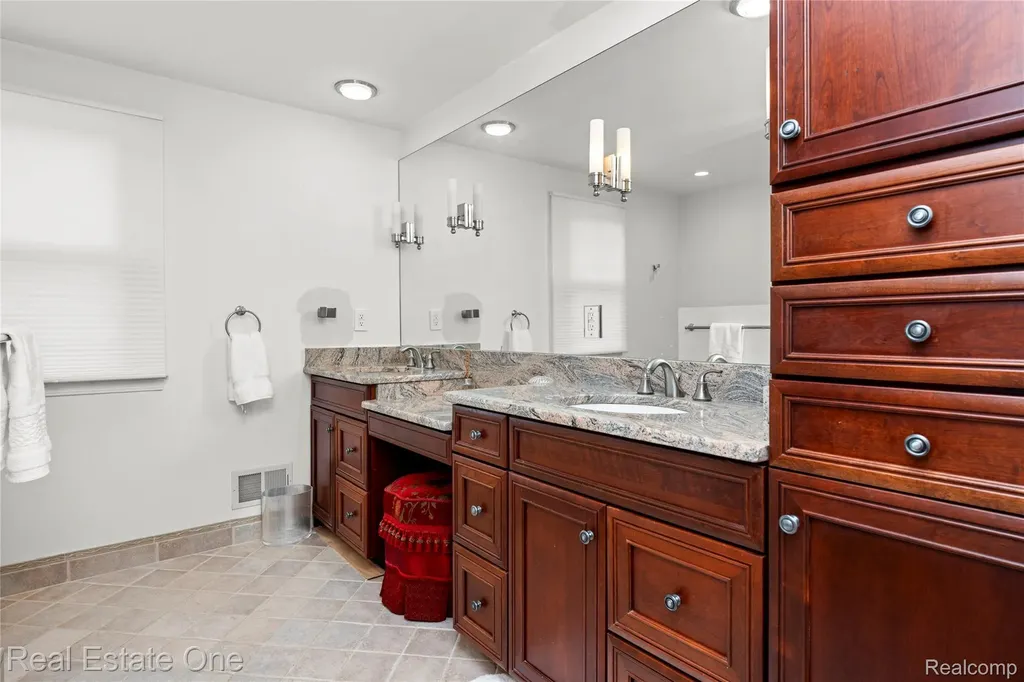 2503 Wickfield Road West Bloomfield Charter Township MI 48323