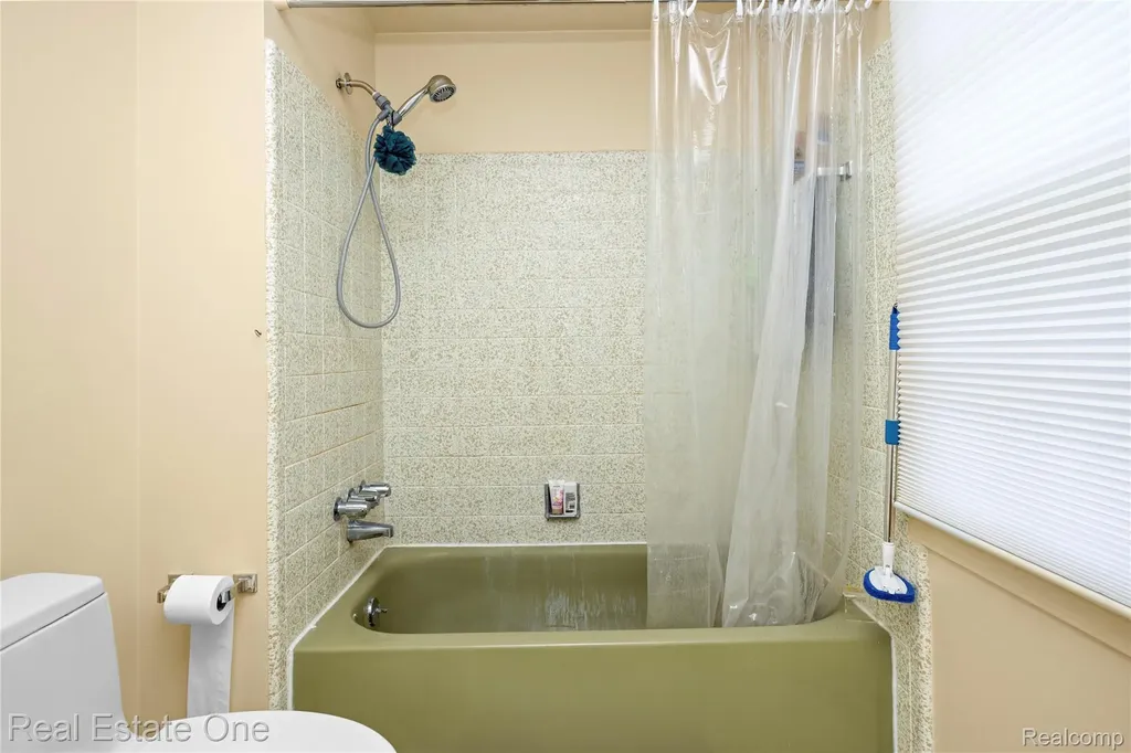 2503 Wickfield Road West Bloomfield Charter Township MI 48323