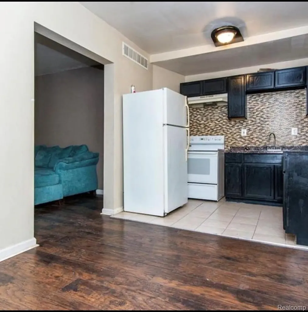 132 E Howard Street Pontiac City MI 48342