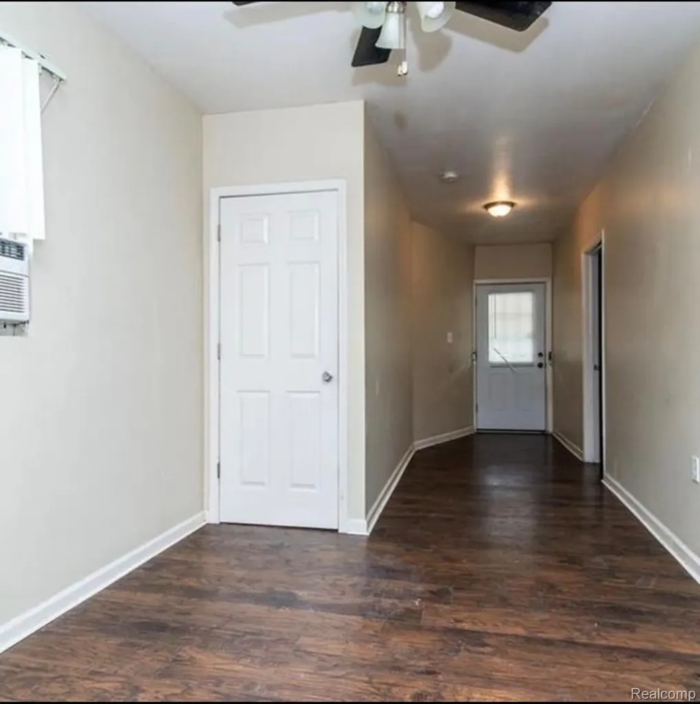 132 E Howard Street Pontiac City MI 48342
