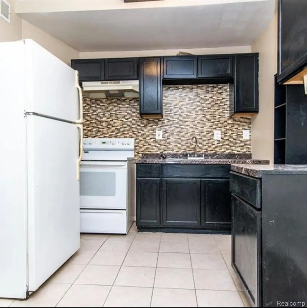 132 E Howard Street Pontiac City MI 48342