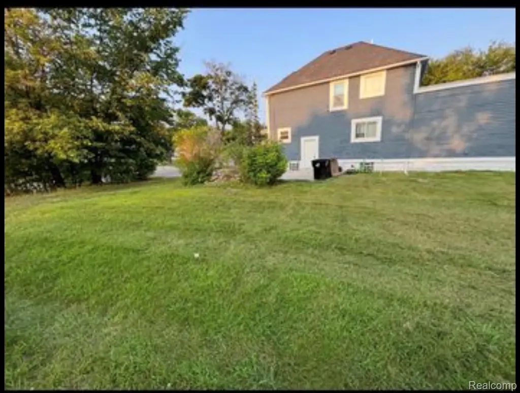 132 E Howard Street Pontiac City MI 48342
