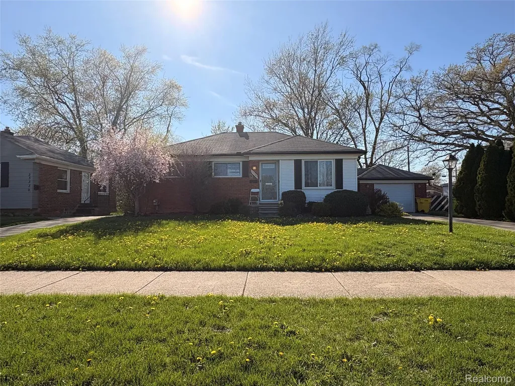 23349 Roxana Avenue Eastpointe City MI 48021