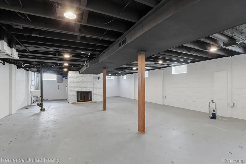 18315 Five Points Street Redford Charter Township MI 48240