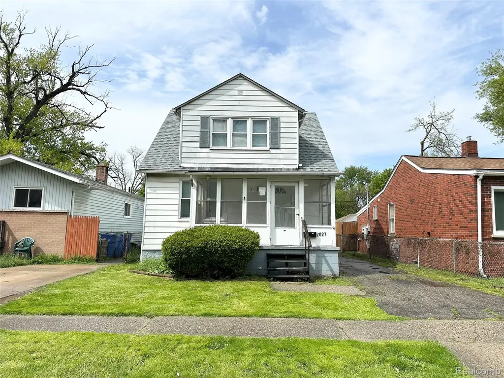 7027 Meadow Avenue Warren City MI 48091