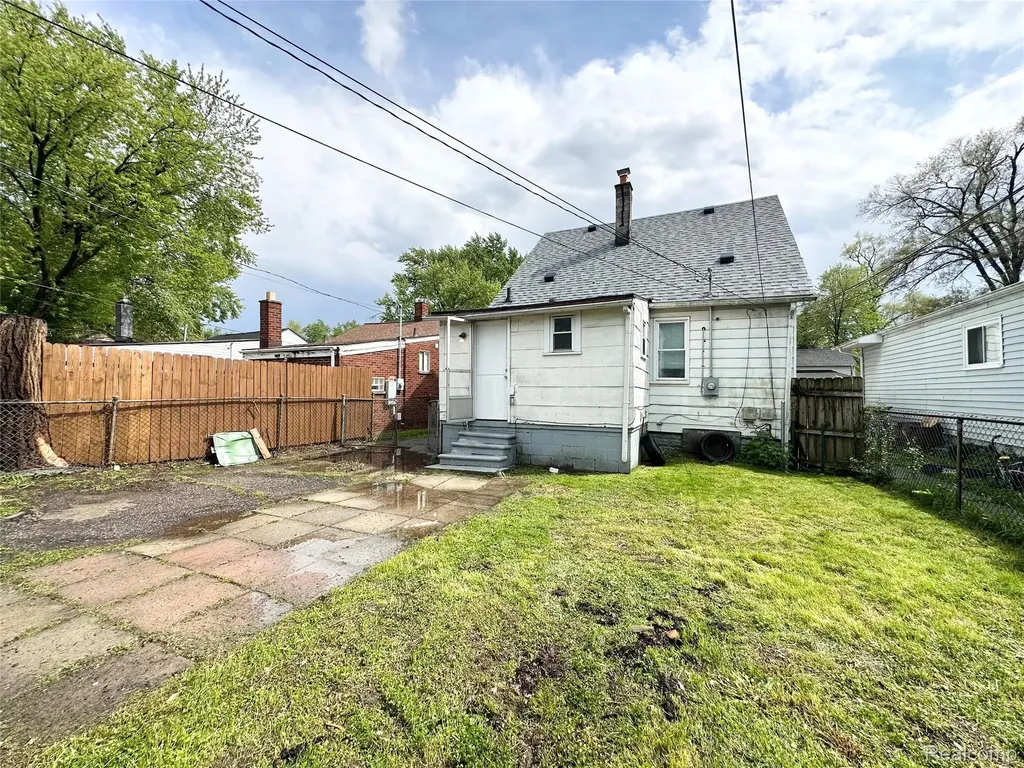 7027 Meadow Avenue Warren City MI 48091