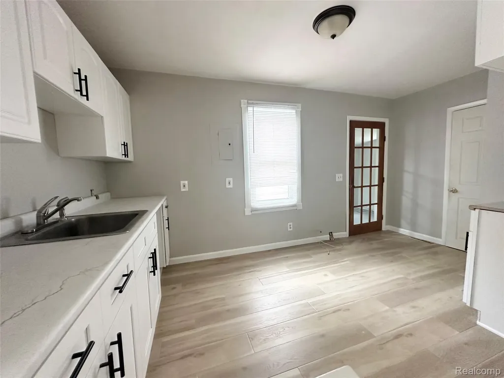 7027 Meadow Avenue Warren City MI 48091