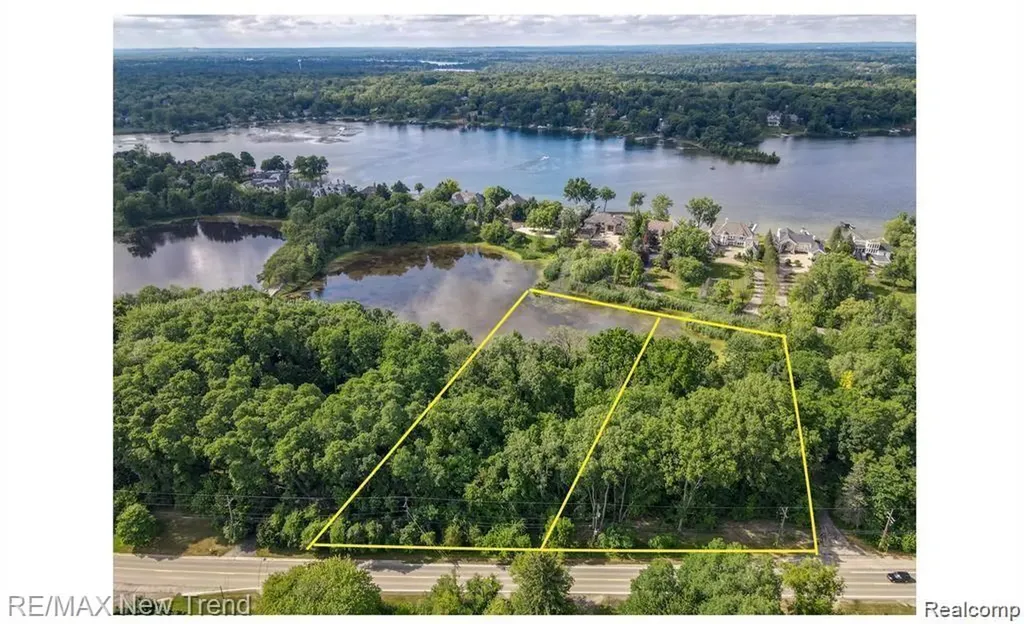 6140 Pontiac Trail West Bloomfield Charter Township MI 48323
