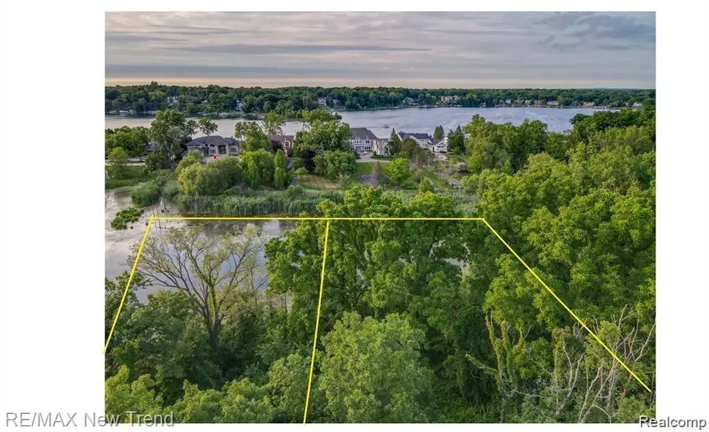 6140 Pontiac Trail West Bloomfield Charter Township MI 48323