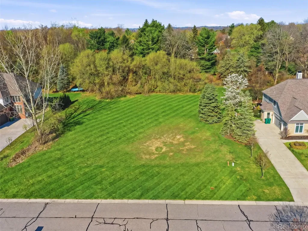 4672 Woodland Hills Drive Oakland Charter Township MI 48306