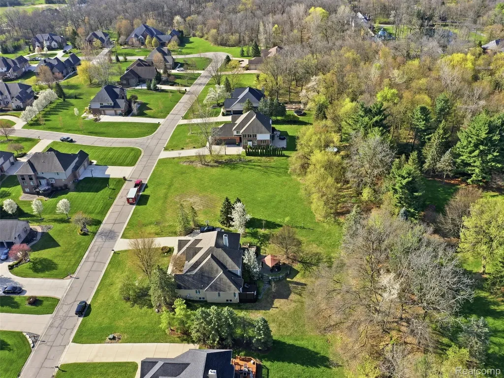 4672 Woodland Hills Drive Oakland Charter Township MI 48306