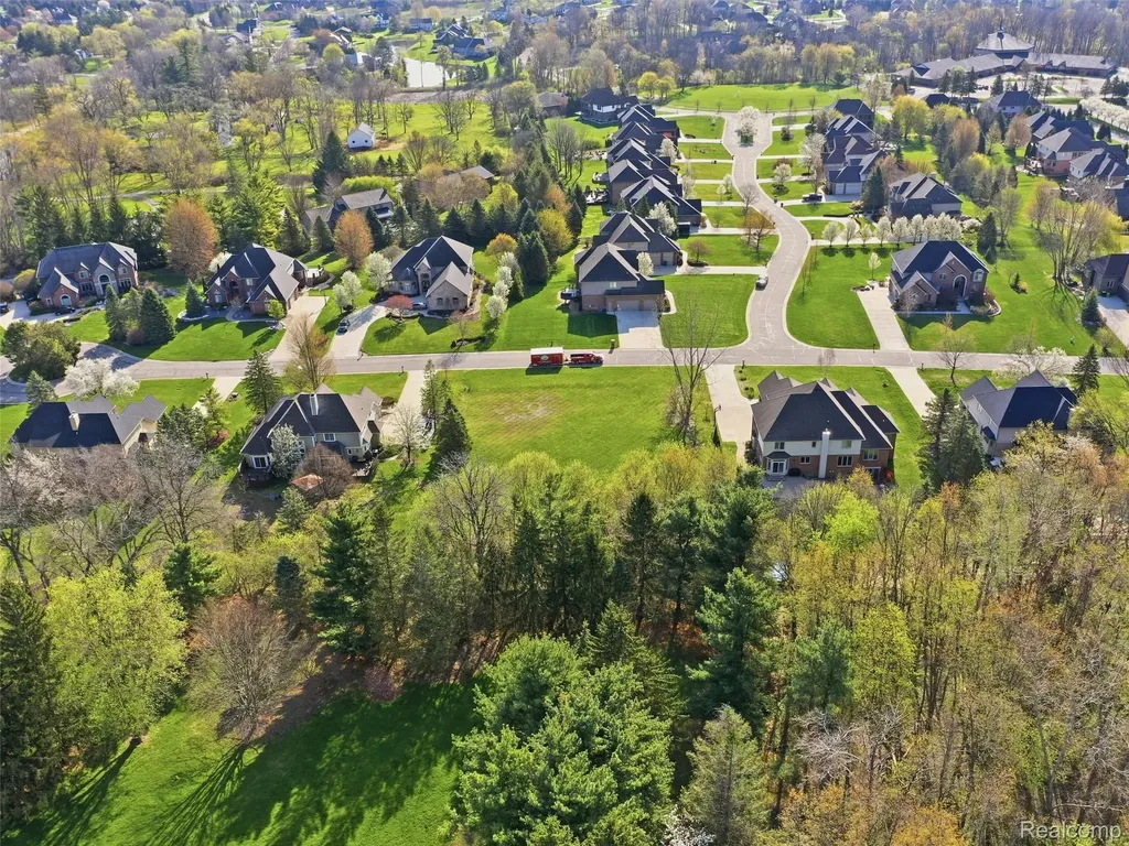 4672 Woodland Hills Drive Oakland Charter Township MI 48306