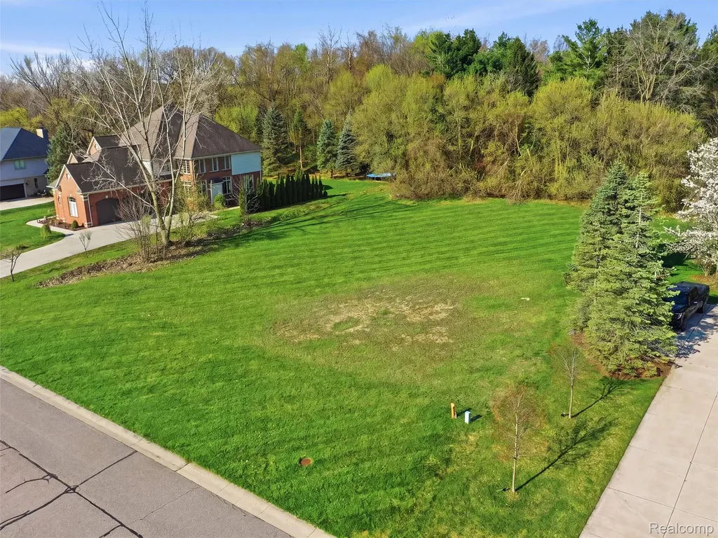 4672 Woodland Hills Drive Oakland Charter Township MI 48306
