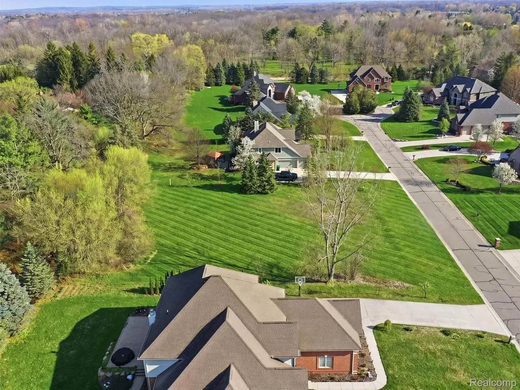 4672 Woodland Hills Drive Oakland Charter Township MI 48306