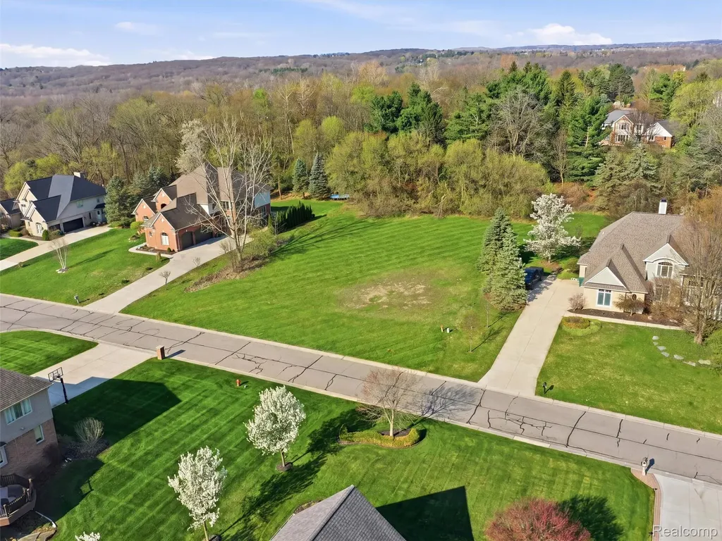 4672 Woodland Hills Drive Oakland Charter Township MI 48306