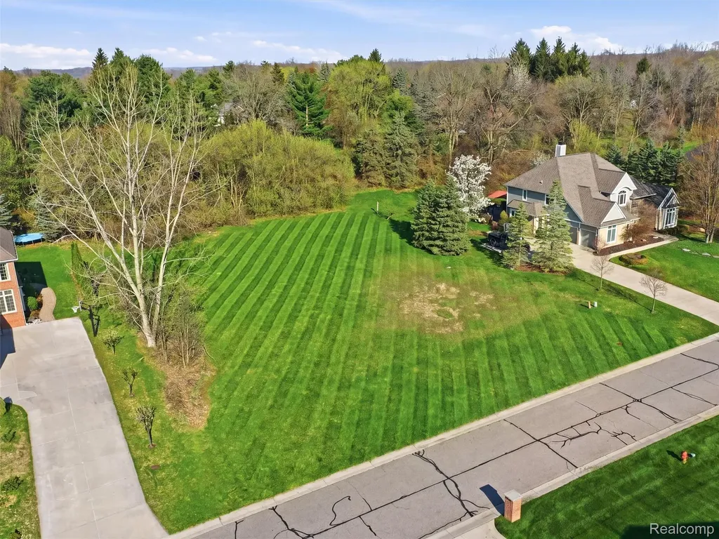 4672 Woodland Hills Drive Oakland Charter Township MI 48306