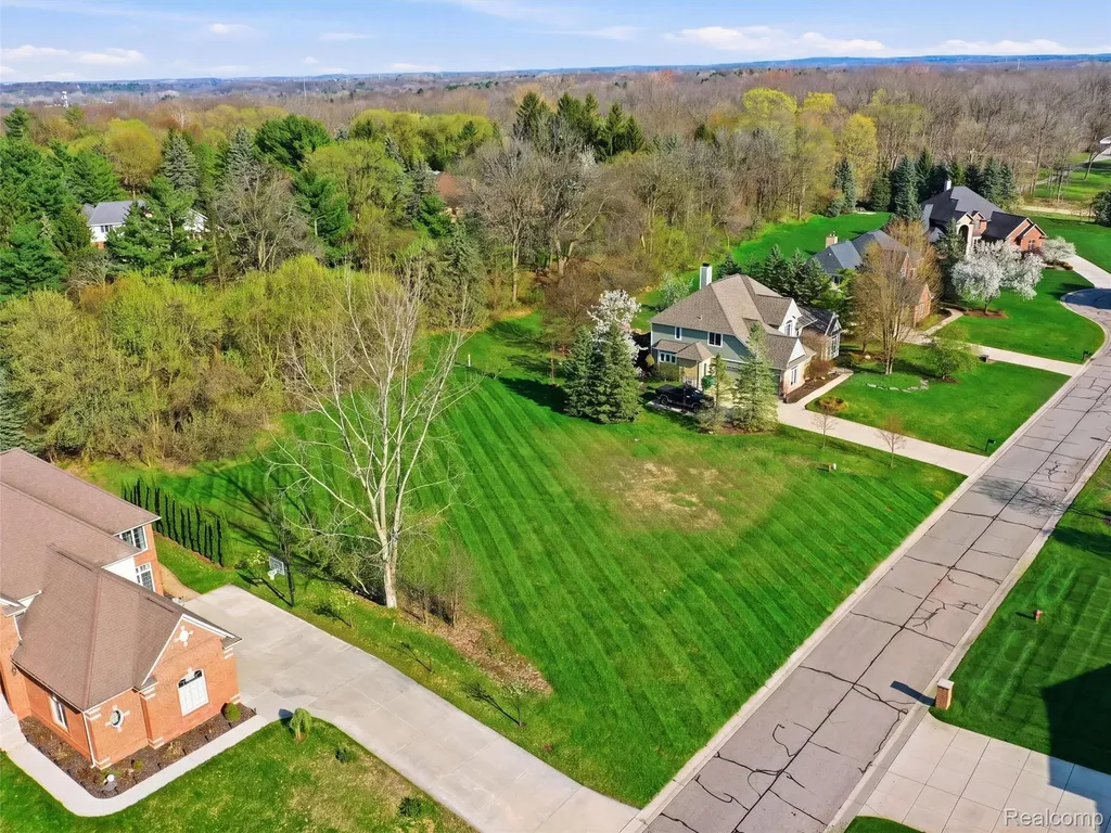 4672 Woodland Hills Drive Oakland Charter Township MI 48306