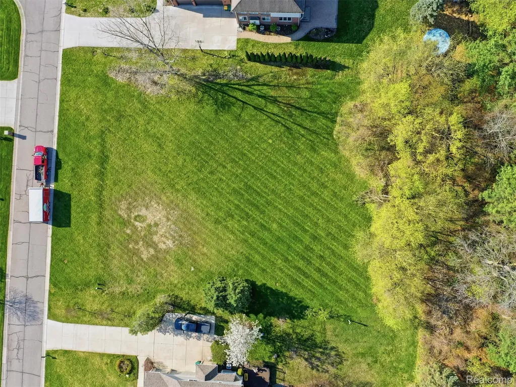 4672 Woodland Hills Drive Oakland Charter Township MI 48306