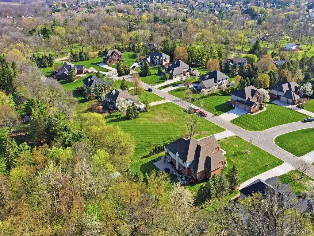 4672 Woodland Hills Drive Oakland Charter Township MI 48306