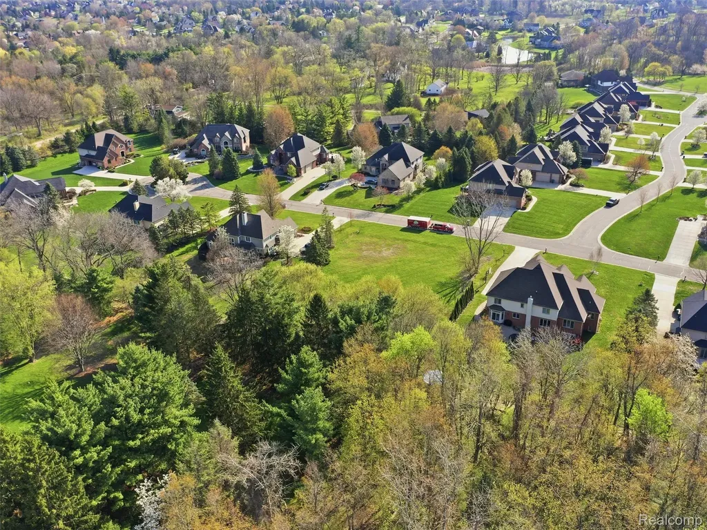 4672 Woodland Hills Drive Oakland Charter Township MI 48306