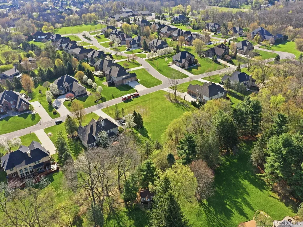 4672 Woodland Hills Drive Oakland Charter Township MI 48306
