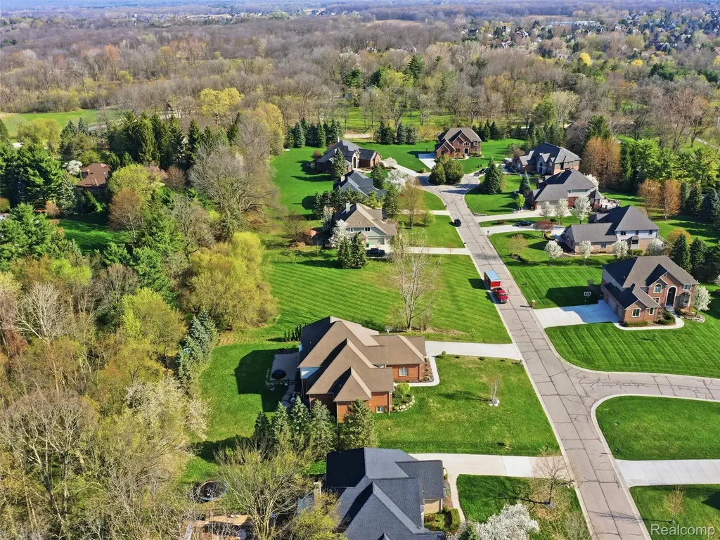4672 Woodland Hills Drive Oakland Charter Township MI 48306