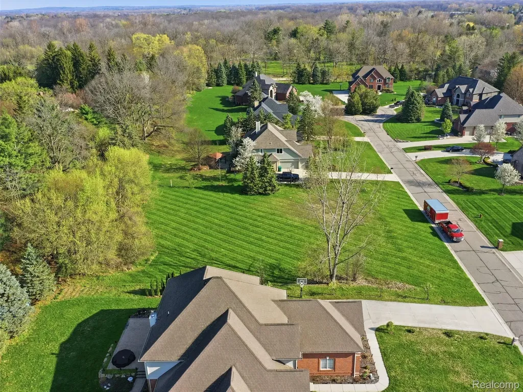 4672 Woodland Hills Drive Oakland Charter Township MI 48306