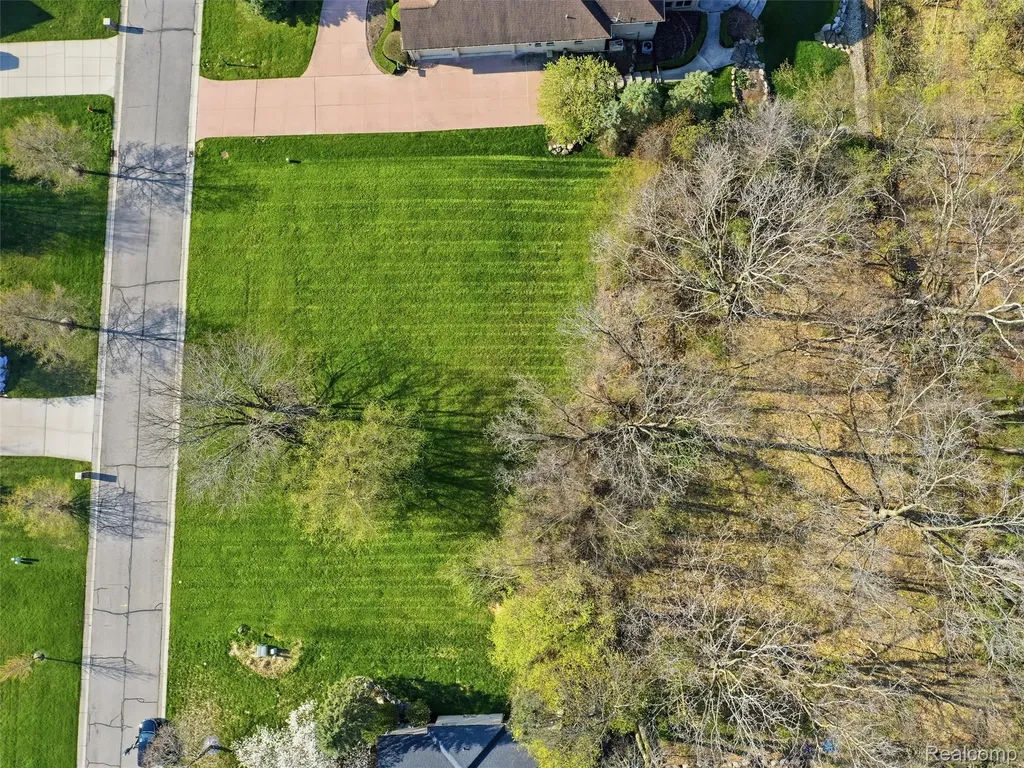 4710 Woodland Hills Drive Oakland Charter Township MI 48306