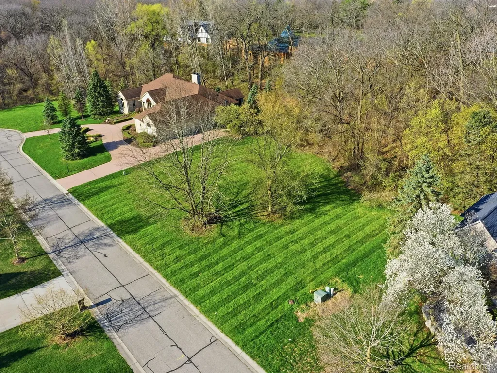 4710 Woodland Hills Drive Oakland Charter Township MI 48306