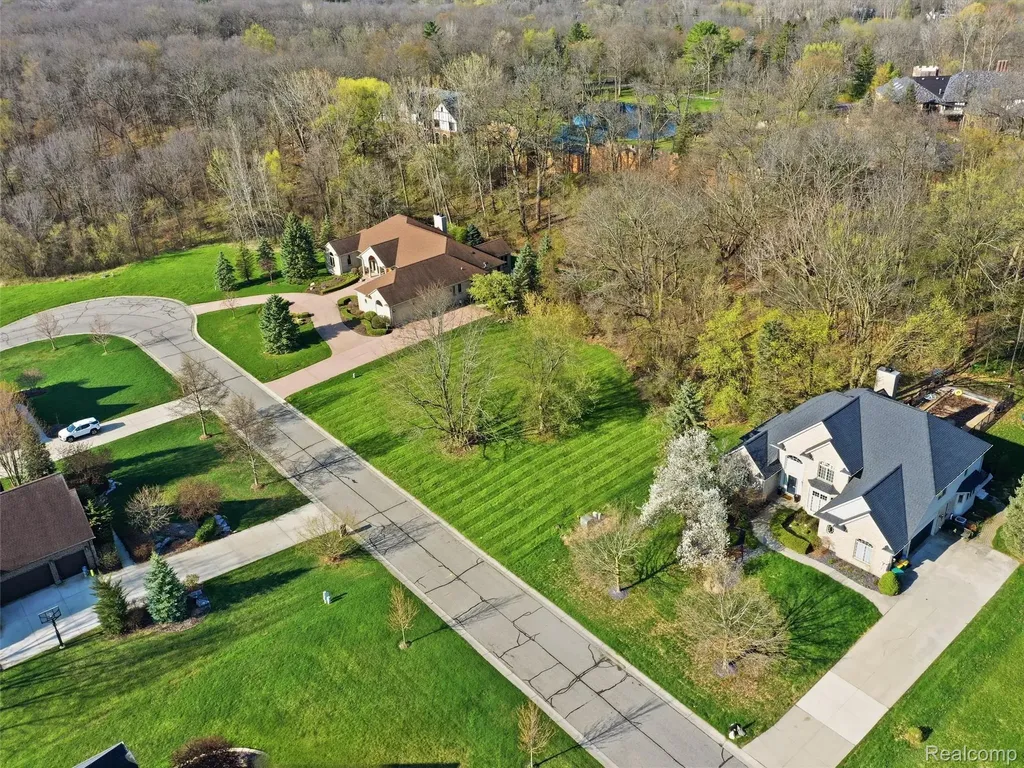 4710 Woodland Hills Drive Oakland Charter Township MI 48306